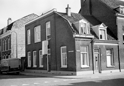 70208 Gezicht op de voorgevels van de panden Singeldwarsstraat 42-lager te Utrecht, met geheel rechts de voorgevel van ...